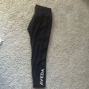 Aveda leggings coming from pet free and smoke free home. Pockets on both sides.